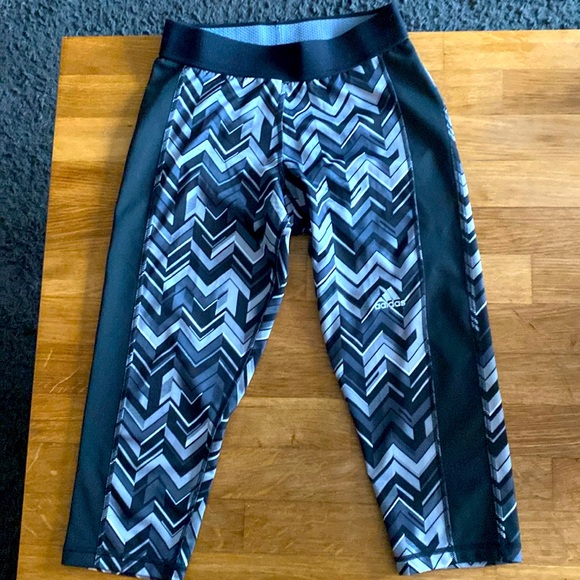 Adidas TechFit black abstract print capri leggings medium compression. Small. - Picture 1 of 3